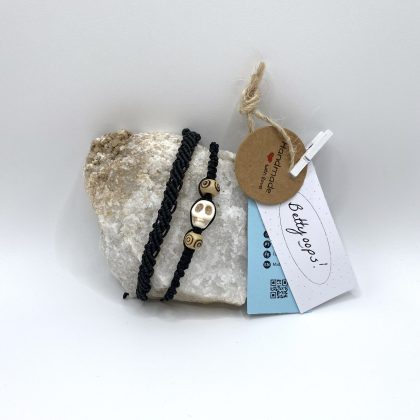 Pulseras con calavera de piedra en hilo