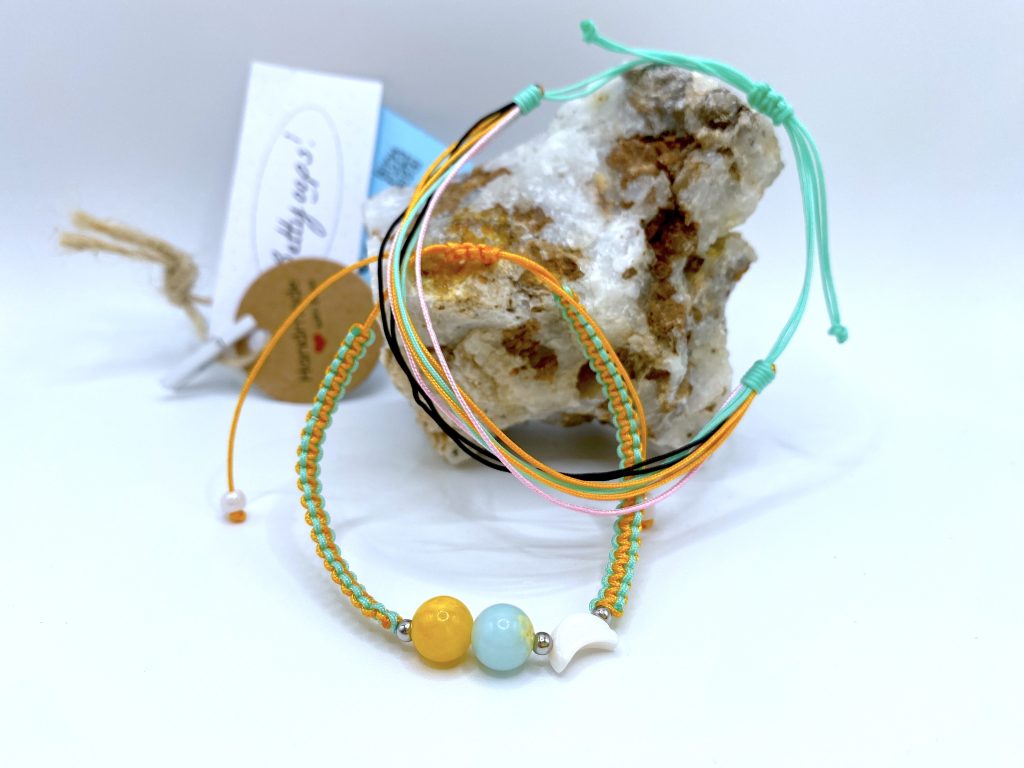 Pulsera de piedras jade y aguamarina con Luna en nácar
