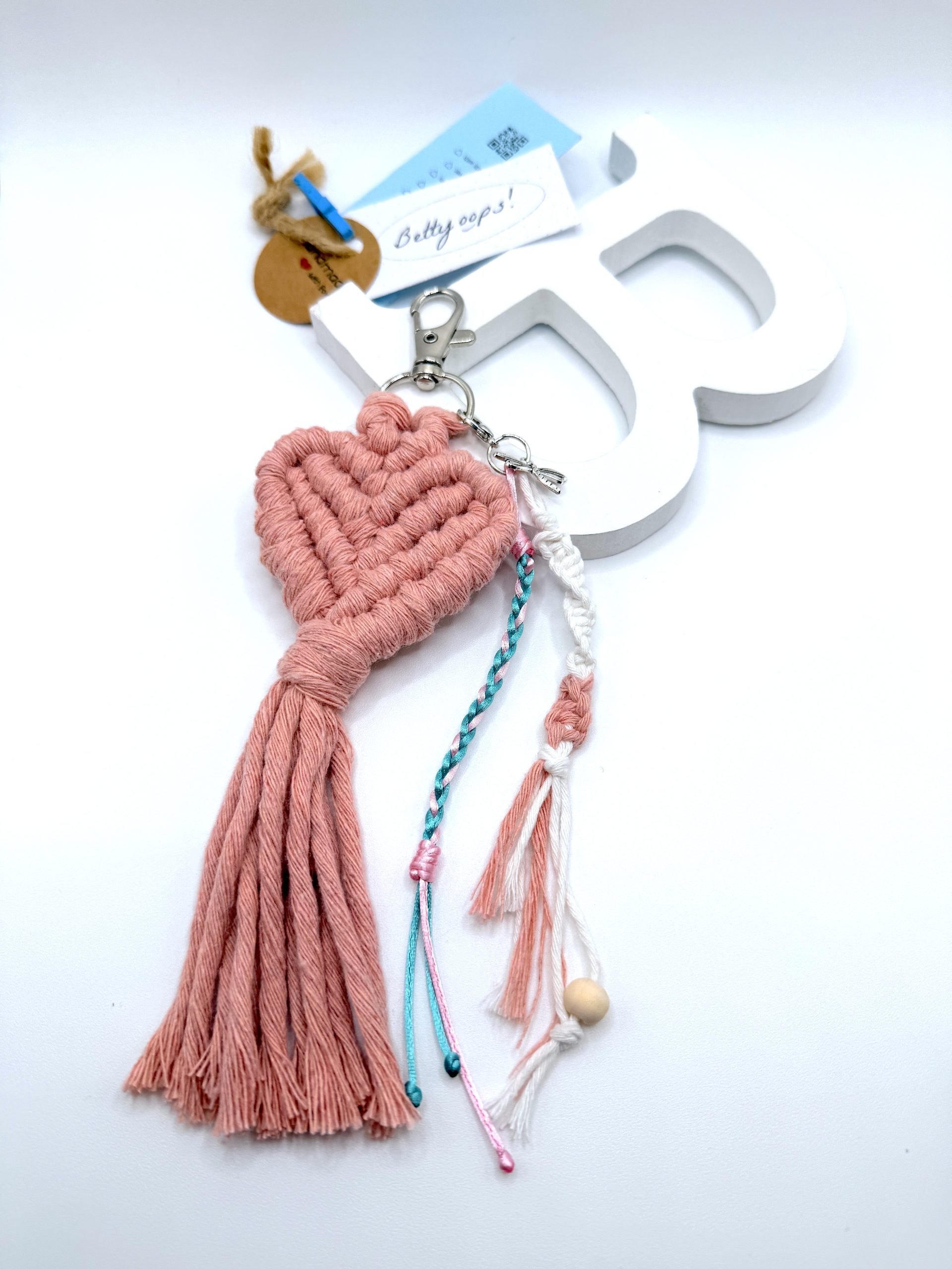 Llavero Corazón con libélula en macramé