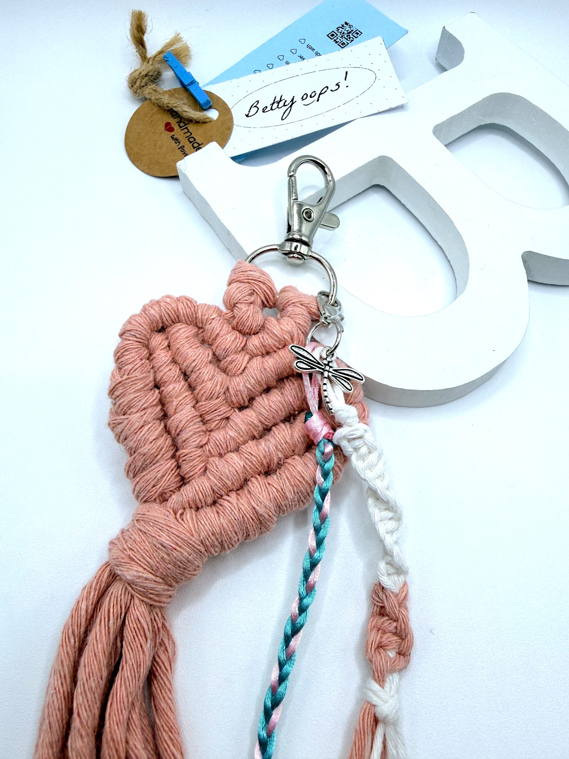 Llavero Corazón con libélula en macramé - Imagen 3