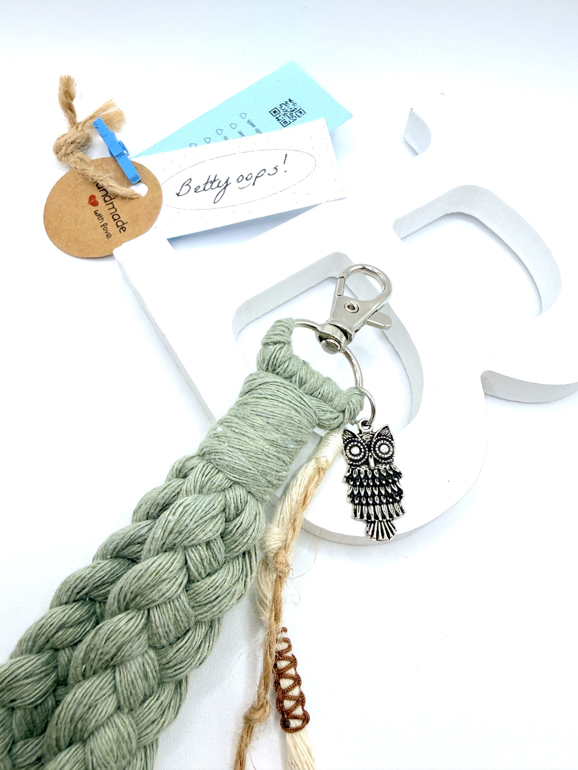 Llavero macramé con Búho de la suerte. Amuleto artesanal - Imagen 3