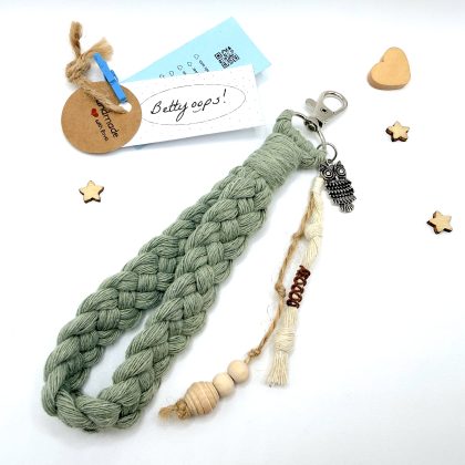 Llavero macramé con Búho de la suerte. Amuleto artesanal