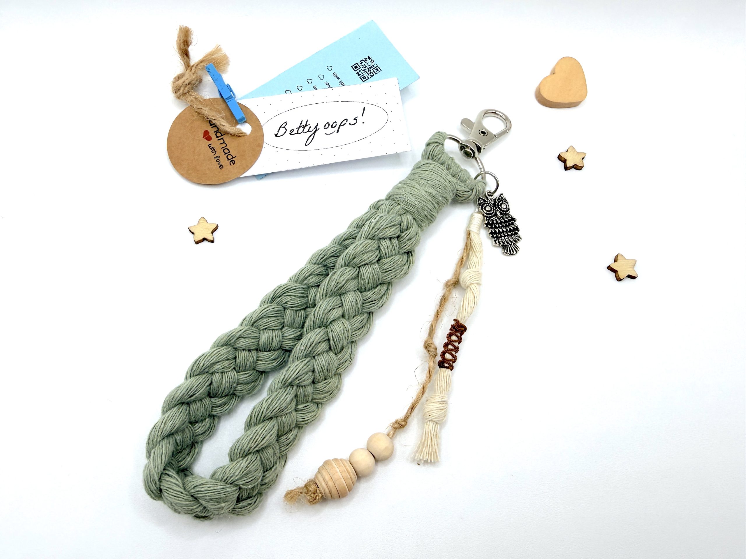 Llavero macramé con Búho de la suerte. Amuleto artesanal